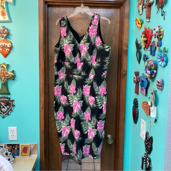 *altered* PUG 3X Floral Wiggle Dress - Picture 3 of 13